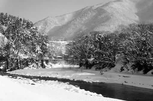 雪の白川郷 雪の白川郷 白黒,橋,川の写真素材