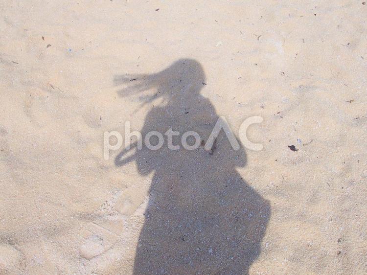 砂浜と女性の影 砂浜,影,女性の写真素材