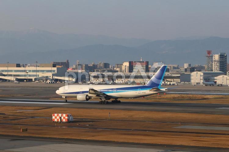 福岡空港、朝の透明な空気と離陸 福岡空港,朝,飛行機の写真素材