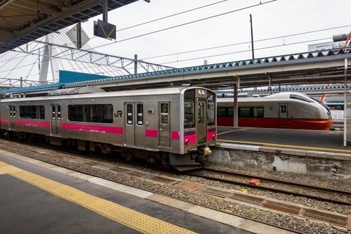 青森駅の通勤電車とスーパーつがる 青森駅の通勤電車とスーパーつがる 鉄道,青森駅,電車の写真素材