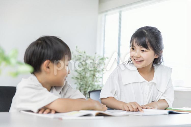 学習する子ども　study 塾,学習塾,習い事の写真素材