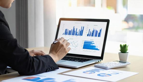 パソコンで資料を作成する女性の手元 パソコンで資料を作成する女性の手元の写真