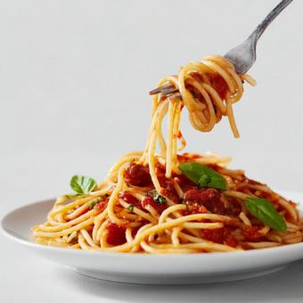 フォークで持ち上げるトマトスパゲッティ フォークで持ち上げるトマトスパゲッティの写真
