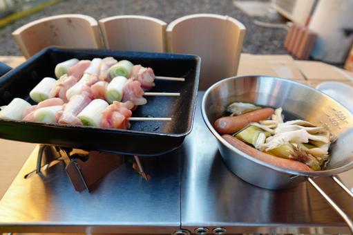 キャンプ飯 キャンプ飯 焼き鳥,キャンプ,キャンプ飯の写真素材