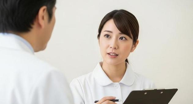 治療方針について打ち合わせををする看護師の写真