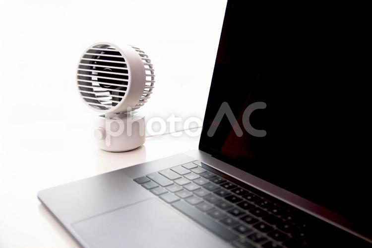 白いUSBデスクファンとノートパソコン 卓上扇風機,usb,ファンの写真素材