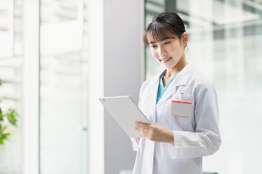 病院で働く若い女性医師 医師,女性,タブレットの写真素材