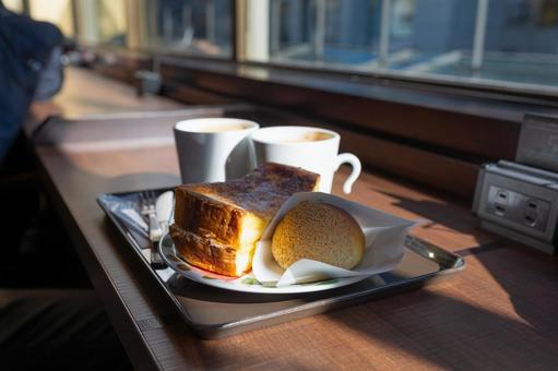 カフェでくつろぐ時間②斜め横アングル カフェでくつろぐ時間②斜め横アングル カフェ,コーヒー,朝食の写真素材