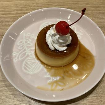 カスタードプリンー生クリームと桜桃 カスタードプリンー生クリームと桜桃の写真