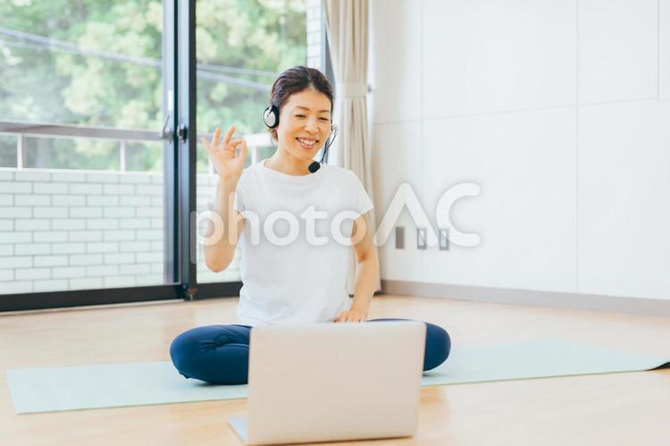 オンラインヨガ教室・スポーツジム・筋トレ オンラインヨガ,オンライン教室,ヨガ講師の写真素材