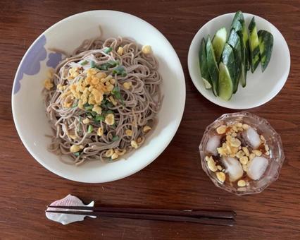 蕎麦と揚げ玉、本つゆ、胡瓜糠漬けの昼食 蕎麦と揚げ玉、本つゆ、胡瓜糠漬けの昼食の写真