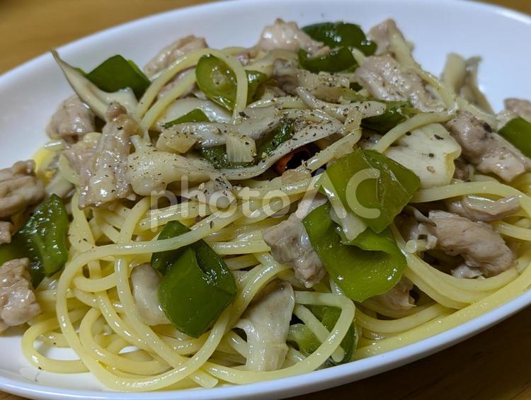 万願寺唐辛子と鶏せせりのオイルパスタ 万願寺唐辛子,鶏せせり,パスタの写真素材