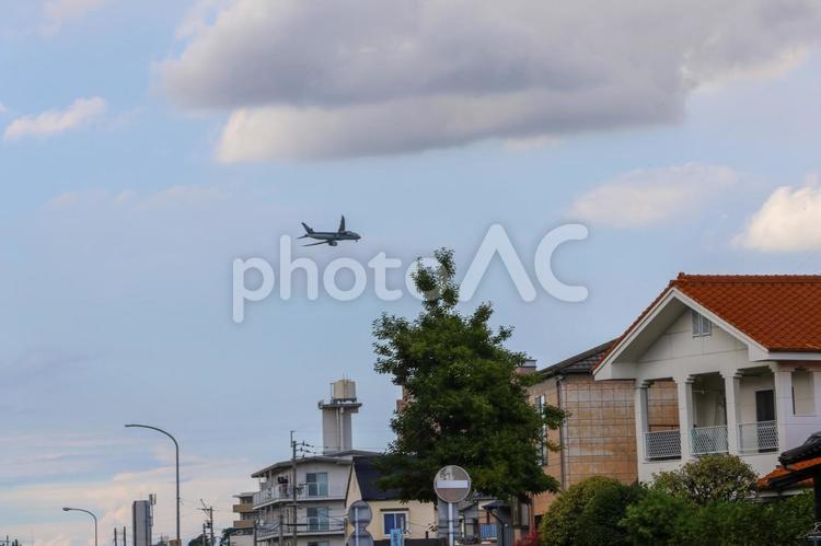 青空を滑る飛行機のシルエット 飛行機,空翼,雲の写真素材