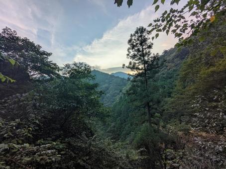 尾根に沈んでいく太陽 尾根に沈んでいく太陽 山,夕陽,自然の写真素材