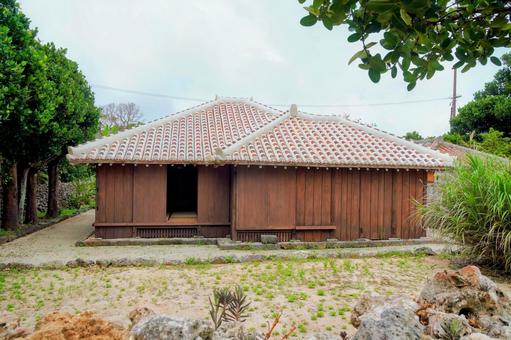 沖縄・竹富島の重要文化財・旧与那国家住宅 沖縄・竹富島の重要文化財・旧与那国家住宅 竹富島,旧与那国家住宅,旧與那國家住宅の写真素材