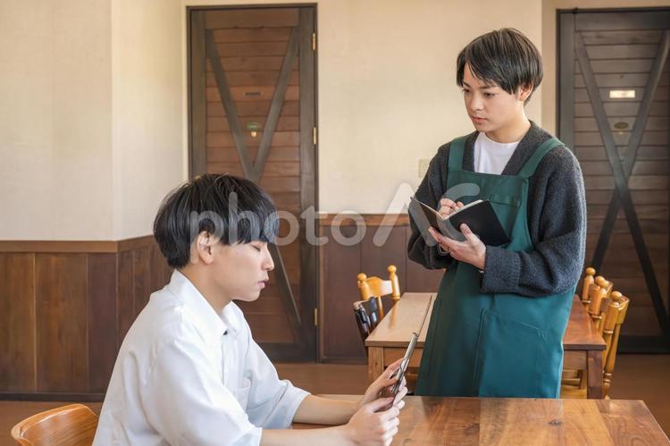対応するスタッフと顧客 レストラン,カフェ,接客の写真素材