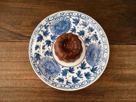 カヌレと皿1 カヌレ,皿,テーブルの写真素材