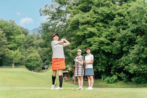 ゴルフをする女性とスイングを見る女性 ゴルフをする女性とスイングを見る女性 ゴルフ,ティーショット,ドライバーショットの写真素材