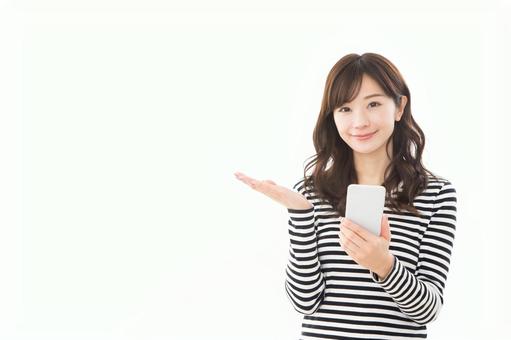 若い女性 ボーダー スマートフォン 若い女性 ボーダー スマートフォン スマートフォン,指差し,伝えるの写真素材