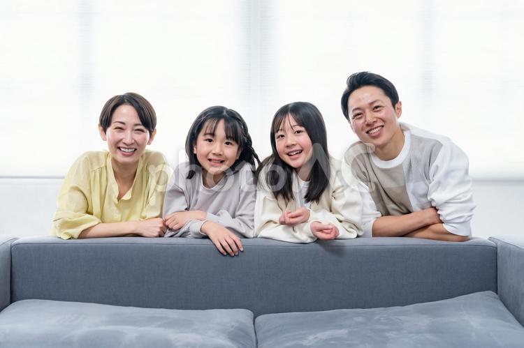 ソファで笑う家族 子育て,育児,リビングルームの写真素材