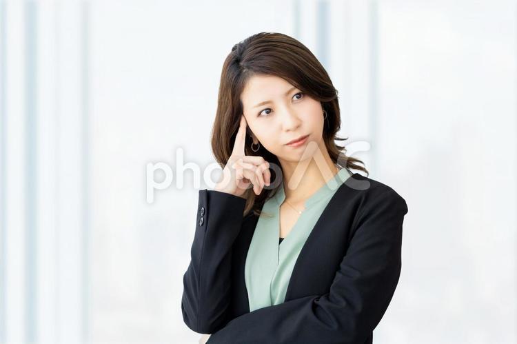 考えごとをする女性・ビジネスウーマン 女性,考える,悩むの写真素材
