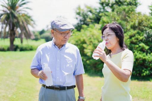 水分補給をする高齢者 水分補給をする高齢者の写真