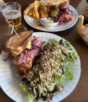 ソルトビーフのサンドイッチとサラダ ソルトビーフのサンドイッチとサラダ ソルトビーフ,サンドイッチ,サラダの写真素材