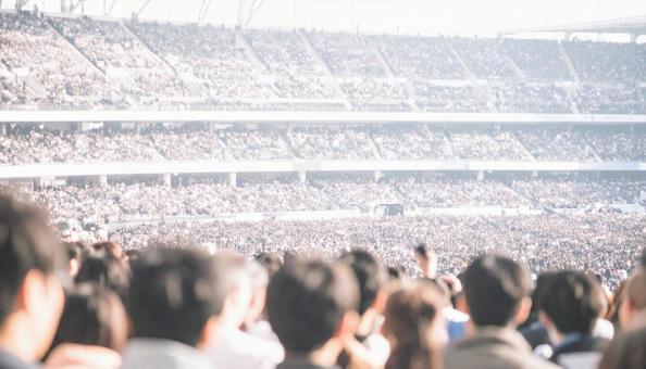 スポーツ観戦をする人々 スポーツ観戦をする人々の写真