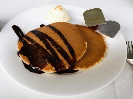 パンケーキ 喫茶,アイスクリーム,チョコレートシロップの写真素材