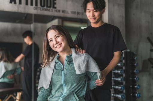 トレーニング後にマッサージを受ける女性 メディカルトレーナー,スポーツ整体,柔道整復師の写真素材