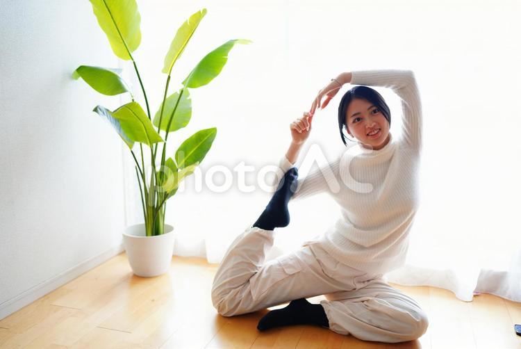 健康的なイメージ/ヨガをする女性 20代,屋内,女性の写真素材