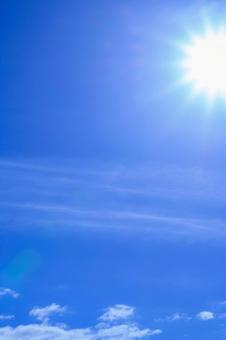 輝く太陽と青空 輝く太陽と青空の写真