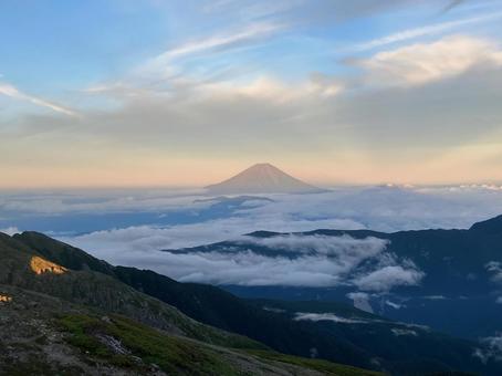 荒川中岳山頂より 夕暮れの富士山 荒川中岳山頂より 夕暮れの富士山 富士山,夕日,夕焼けの写真素材