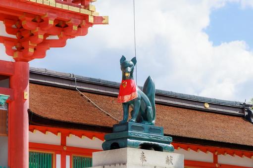 狐の守護神 狐の守護神 伏見稲荷大社,狐像,稲荷神社の写真素材