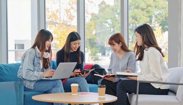 キャンパスライフを楽しむ大学生 キャンパスライフを楽しむ大学生の写真