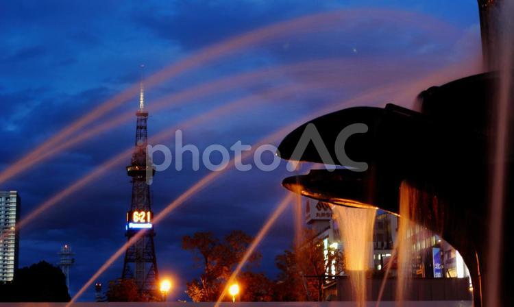 噴水越しに見えるさっぽろテレビ塔 噴水,札幌,テレビ塔の写真素材