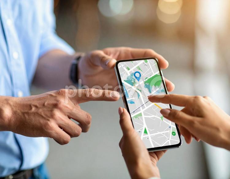 スマートフォンの地図アプリを使う人 地図アプリ,スマートフォン,スマホの写真素材