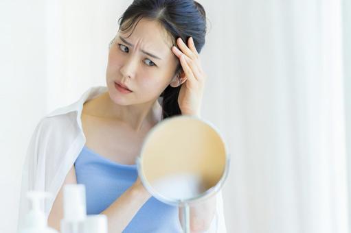 トラブルに悩む女性 トラブルに悩む女性 ビューティー,美容,女性の写真素材