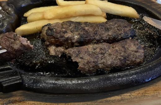 ステーキハンバーグとフライドポテト ステーキハンバーグとフライドポテトの写真