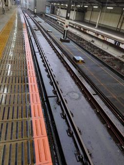 雨が降る駅のプラットフォーム 駅,線路,ホームの写真素材
