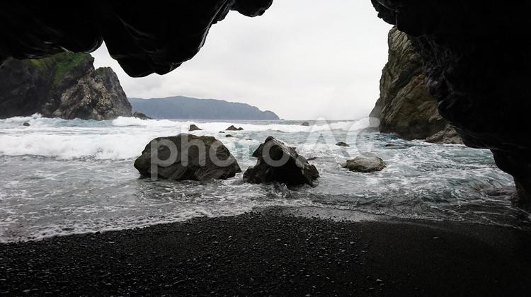 洞窟から眺める奄美の荒波 奄美大島,洞窟,自然美の写真素材