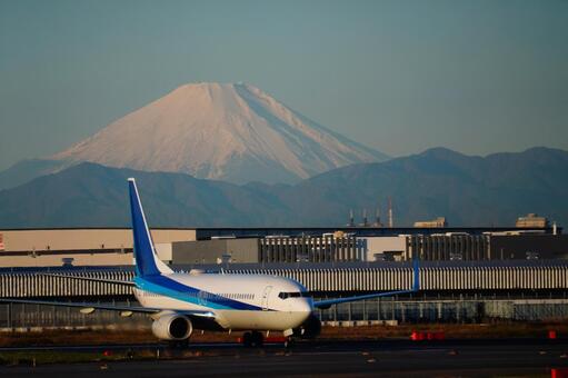 富士山をバックにタキシングする旅客機 飛行機,航空機,飛行場の写真素材