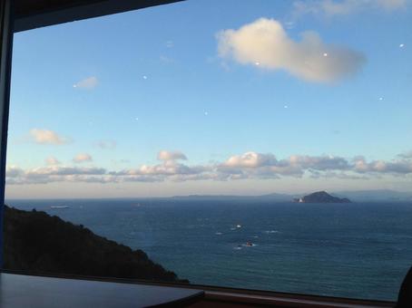 窓から見た空と海 風景,海,空の写真素材