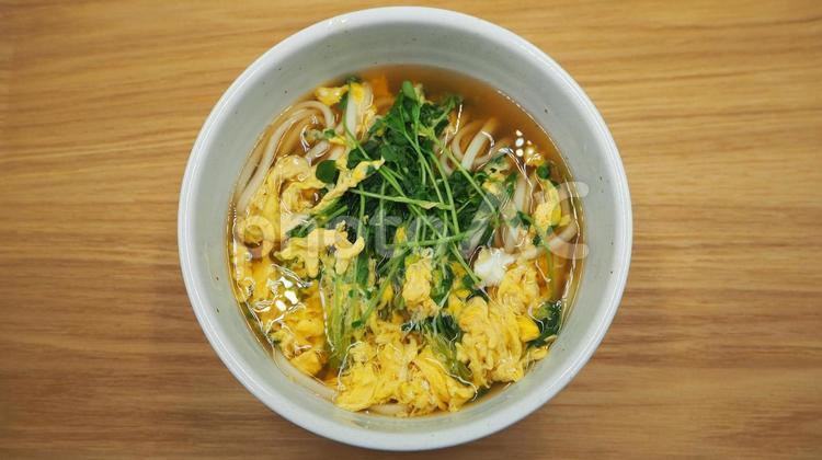 自家製・卵とじうどん（豆苗入り） 自家製,卵とじうどん,玉子の写真素材