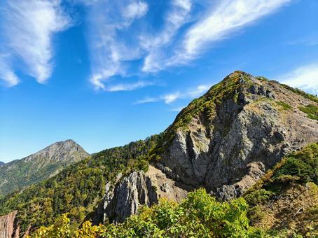 青空にそびえる岩峰 青空にそびえる岩峰 八ヶ岳,西ギボシ,阿弥陀岳の写真素材
