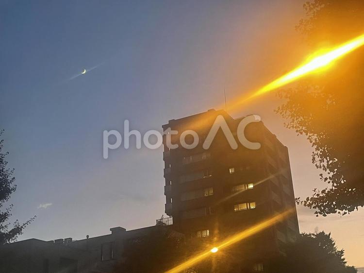 ビルの上に現れた三日月 夕暮れ,風景,三日月の写真素材