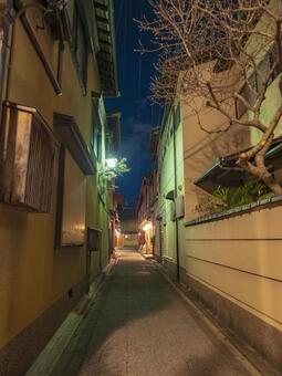 灯りに包まれる夜の路地 路地,夜,街灯の写真素材
