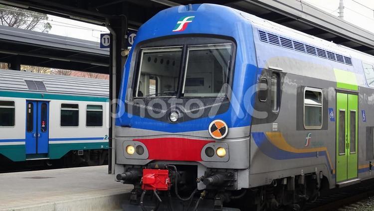 トレニタリア　車両 イタリア,イタリア国鉄,ホームの写真素材