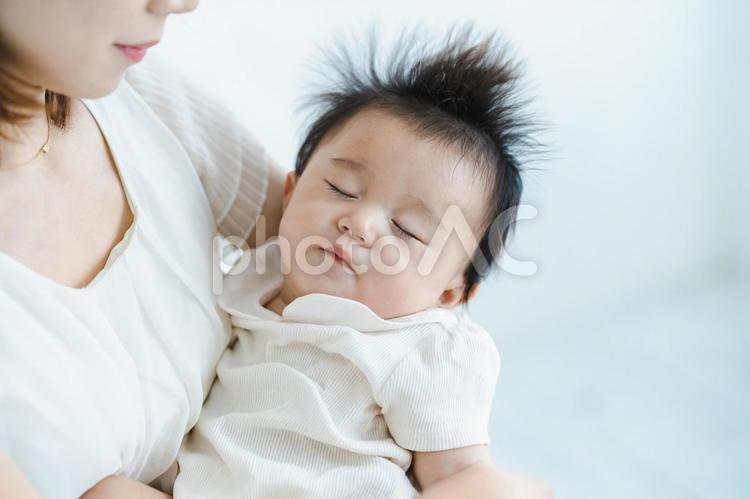 抱っこされて眠る赤ちゃん  赤ちゃん,昼寝,ベビーの写真素材