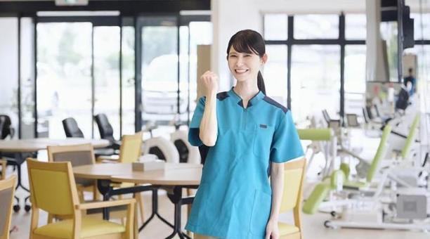 介護施設でガッツポーズをする介護福祉士 介護施設でガッツポーズをする介護福祉士 介護福祉士,ガッツポーズ,介護士の写真素材